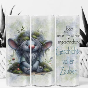 Könnte beinhalten: Ein Becher mit einer Fantasy-Illustration eines sitzenden trollartigen Charakters mit großen Ohren, einer roten Nase und einem blattartigen Kopfschmuck. Der Becher trägt den Text "Jeder neue Tag ist eine ungeschriebene Geschichte voller Zauber."