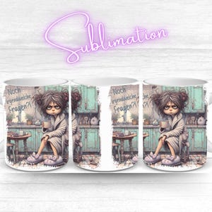 Puede incluir: Tres tazas de cerámica blanca con una ilustración de dibujos animados de una niña con una bata de baño sosteniendo una taza de café. Las tazas tienen un fondo desgastado con una escena de cocina y el texto "Noch irgendwelche Fragen?!".