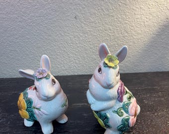 Fitz and Floyd Bunny Rabbit peper- en zoutvaatjes versierd met kleurrijke handgeschilderde bloemen.