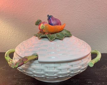 vintage Fitz and Floyd Kitchen Harvest vegetable soup tureen from 1984 featuring a white basketweave ceramic design. 2 quart. Been repaired
