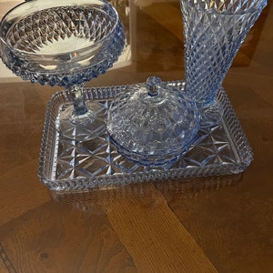 Vintage Indiana glas vorstelijke blauw glazen dienbladenset van 4 stuks. Diamantgeslepen compote, damond-geslepen vaas, Fostoria-snoepschaal met deksel, prachtig blauw dienblad