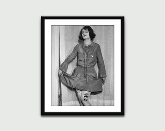 Donna che nasconde alcol sotto un vestito, foto del divieto, stampa vintage, stampa artistica da parete, decorazione da parete, arredamento per la casa, download digitale, arte stampabile