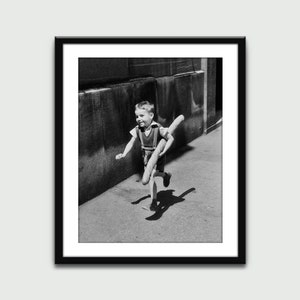 バゲットを持って走る少年の写真、ビンテージプリント、壁アートプリント、壁装飾、室内装飾、デジタルダウンロード、印刷可能なアート