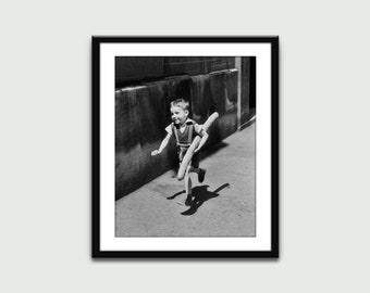Jeune garçon qui court avec une photo de baguette, impression vintage, impression d'art mural, décoration murale, décoration d'intérieur, téléchargement numérique, oeuvre d'art imprimable