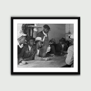 Peut inclure: Un groupe d'hommes assis autour d'une table, l'un d'eux tient une bouteille de liquide. Les hommes portent des chapeaux et des vêtements décontractés. La scène se déroule dans une pièce faiblement éclairée.