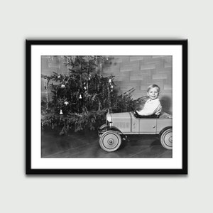 Jongen en speelgoed trapauto kerstfoto, vintage print, Wall Art Print, wanddecoratie, woondecoratie, digitale download, afdrukbare kunst