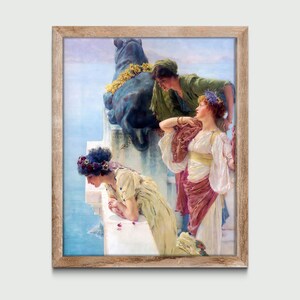 Op de afbeelding: Een schilderij van drie vrouwen die op een balkon staan ​​met uitzicht op zee. De vrouwen dragen kleurrijke jurken en hebben bloemen in hun haar. Achter hen staat een stenen beeld van een leeuw.