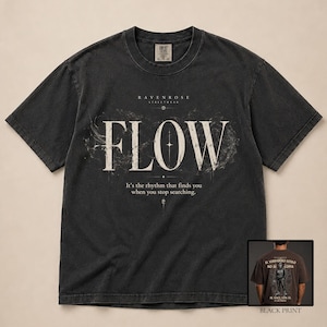 Könnte beinhalten: Schwarzes T-Shirt mit dem Wort "FLOW" in großen weißen Buchstaben. Das Shirt zeigt auch den Text "Es ist der Rhythmus, der dich findet, wenn du aufhörst zu suchen." und das Ravenrose Streetwear-Logo. Ein kleineres Bild zeigt einen schwarzen Aufdruck der Rückseite des Shirts.