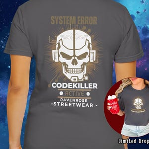 Könnte beinhalten: Dunkelgraues T-Shirt mit weißer Totenkopf-Grafik mit Kopfhörern und dem Text "SYSTEM ERROR CODEKILLER ACTIVE RAVENROSE - STREETWEAR". Ein kleineres Bild zeigt das Shirt mit dem Text "HACK THE SYSTEM".