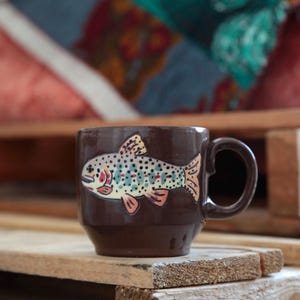 Tazza in ceramica fatta a mano con motivo a pesce – Trota Cutthroat di Bonneville – Regalo a tema pesce simbolo dello Utah – Tazza da caffè impilabile in ceramica dipinta a mano
