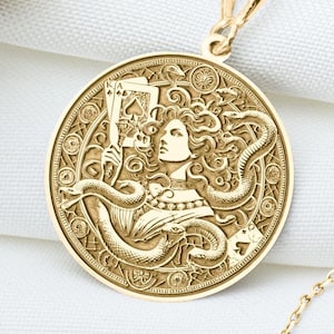 Collier Medusa Poker Card - Pendentif carte à jouer mythologie grecque, amulette gothique, symbole de chance et de pouvoir, bijoux fantaisie faits main, cadeau Medusa