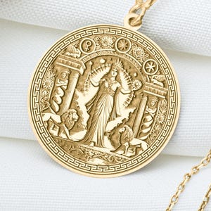 以下が含まれることがあります： 金色のペンダントネックレス。円形のメダリオンには、古典的な人物の精巧なレリーフが施されています。ペンダントは繊細なチェーンから吊り下げられています。デザインには建築要素と人物が含まれており、歴史的または神話的なテーマを示唆しています。