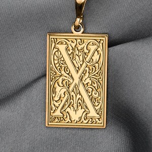 Colar com Letra X Ornamental – Pingente Inicial Cruzada Gótica, Símbolo da Numerologia 6, Monograma de Mistério Botânico, Joia Simbólica Vintage