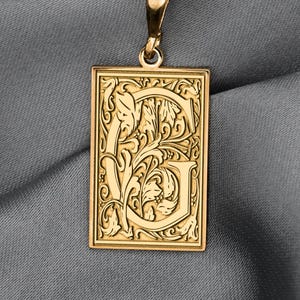 Collar con la letra G ornamental: colgante con monograma gótico vintage, símbolo de numerología 7, joyería con alfabeto botánico, elegante inicial