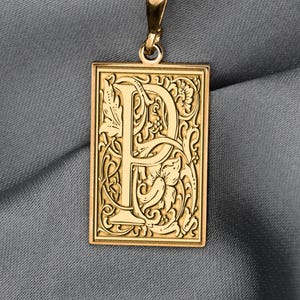 Colar com Letra P Ornamental – Pingente de Monograma Gótico, Símbolo da Numerologia 7, Joia com Inicial Botânica, Pingente de Alfabeto Vintage