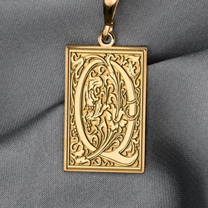 Collar con la letra Q ornamental: colgante con monograma gótico real, símbolo de numerología 8, joyería con alfabeto botánico, dije con inicial de reina