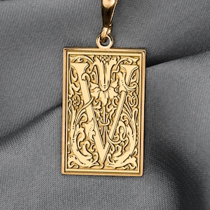 Colar com Letra V Ornamental – Pingente Gótico com Monograma Pontiagudo, Símbolo da Numerologia 4, Joia com Alfabeto Botânico, Pingente Inicial Vintage