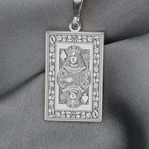 Collar de la Reina de Picas: símbolo de sabiduría, poder de las sombras y amuleto de claridad mental. Joya inspirada en el Tarot para mujeres fuertes e introspectivas.