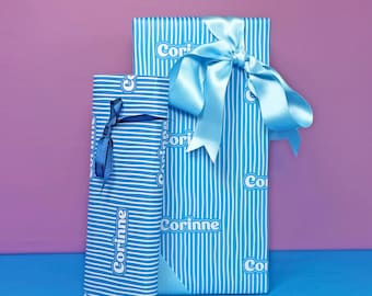 Personalisierte Geschenkverpackungen zum Geburtstag | Dunkelblaues und weißes Geschenkpapier mit Nadelstreifen für Jungen