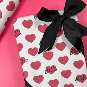 Papel de regalo romántico con corazones personalizados para San Valentín con nombre personalizado