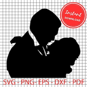 Puede incluir: Silueta negra de una pareja abrazándose, con el hombre inclinado sobre la mujer. Un círculo rojo con las palabras "Instant Download" está en la parte superior derecha. Debajo de la imagen están las palabras "SVG + PNG + EPS + DXF + PDF".