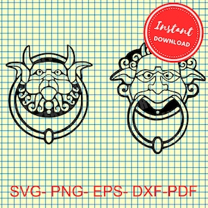 Op de afbeelding: Twee zwart-witte deurkloppers met een grillig, cartoonachtig ontwerp. De ene deurklopper heeft een schepsel met hoorns en een baard, terwijl de andere een meer mensachtig gezicht heeft met een baard en een snor.