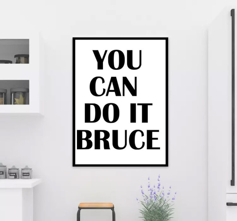 K&ouml;nnte beinhalten: Schwarz-wei&szlig;es Motivationsposter mit dem Text "YOU CAN DO IT BRUCE" in fetten Blockbuchstaben.