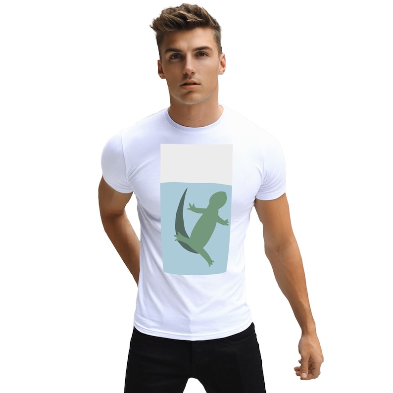 K&ouml;nnte beinhalten: Wei&szlig;es T-Shirt mit einem Grafikdruck eines gr&uuml;nen Leguan, der in blauem Wasser schwimmt.