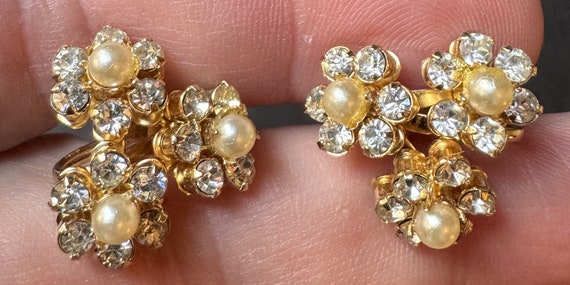 Vintage Coro rhinestone and faux pearl earrings, … - image 1