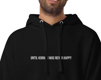 Camiseta de algodón orgánico bordada Hasta Kobbie nunca fui feliz: diseño llamativo