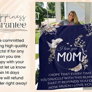 Puede incluir: Una manta de franela azul marino con un dise&ntilde;o floral blanco y el texto "I love you MOM" en un c&iacute;rculo. La manta tambi&eacute;n tiene el texto "Espero que cada vez que te acurruques con esta manta, te recuerde cu&aacute;nto te amo".