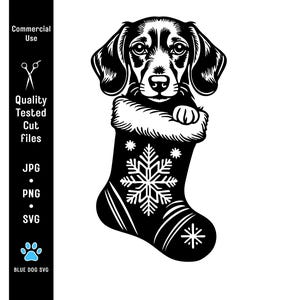 以下が含まれることがあります： クリスマスストッキングに入ったダックスフンド犬の白黒イラスト。ストッキングには雪の結晶のデザインとふわふわの白いトリムがあります。画像にはテキストも含まれています：Commercial Use、Quality Tested Cut Files、JPG、PNG、SVG、およびBlue Dog SVG。