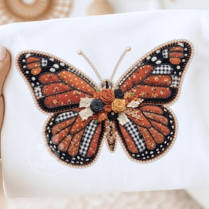 PNG di farfalla monarca patchwork, design per sublimazione effetto tessuto trapuntato, fiori di nastro civettuoli con bordo perlato, download digitale