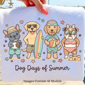 以下が含まれることがあります： ビーチにいる4匹の犬のグラフィックが描かれた白いスウェットシャツ。犬たちは帽子、サングラス、水着などの夏らしい服装をしており、サーフボード、ビーチボール、砂の城などのアクセサリーが添えられています。テキストは「Dog Days of Summer」と書かれています。