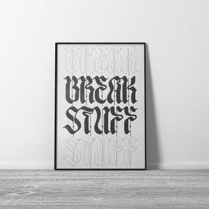 Pode incluir: Póster de tipografia em preto e branco com as palavras "Break Stuff" em um estilo de fonte gótico. A palavra "Break" é repetida duas vezes, e a palavra "Stuff" é repetida duas vezes.