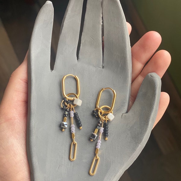 MACAO | paire de boucles d’oreilles bicolores en acier inoxydable avec perles en céramique grecque et perles en verre.