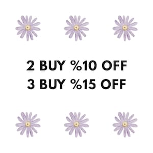 Op de afbeelding: Zes lavendelkleurige madeliefjes in aquarel-stijl zijn gerangschikt rond de tekst "2 BUY %10 OFF" en "3 BUY %15 OFF" op een witte achtergrond. De bloemen hebben gele centra.