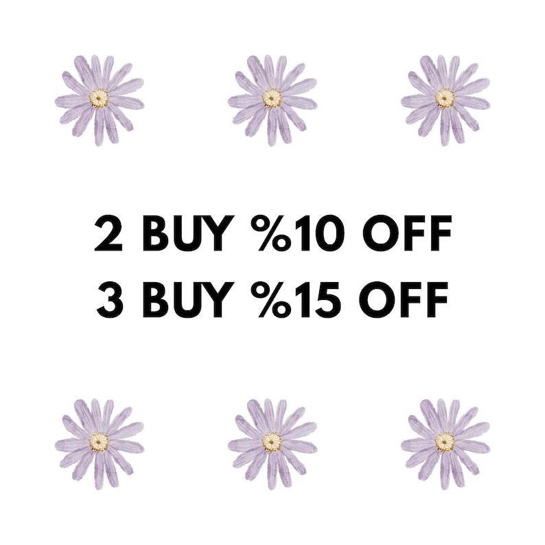 Op de afbeelding: Zes lavendelkleurige madeliefjes in aquarel-stijl zijn gerangschikt rond de tekst "2 BUY %10 OFF" en "3 BUY %15 OFF" op een witte achtergrond. De bloemen hebben gele centra.