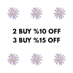 Op de afbeelding: Een witte achtergrond met zes lavendelkleurige madeliefjes in aquarel-stijl. De tekst luidt "2 KOPEN %10 KORTING" en "3 KOPEN %15 KORTING" in vette zwarte letters. De bloemen hebben gele centra.