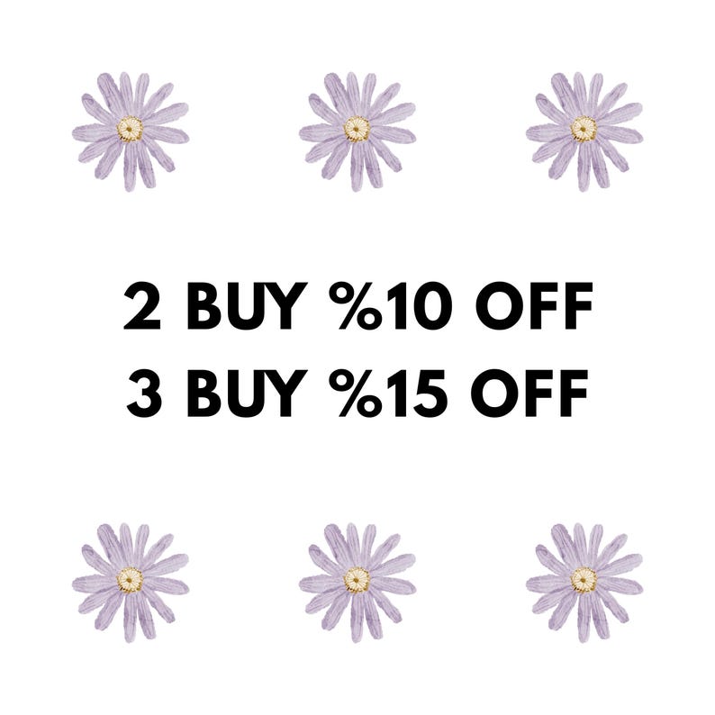 Op de afbeelding: Een witte achtergrond met zes lavendelkleurige madeliefjes in aquarel-stijl. De tekst luidt "2 KOPEN %10 KORTING" en "3 KOPEN %15 KORTING" in vette zwarte letters. De bloemen hebben gele centra.