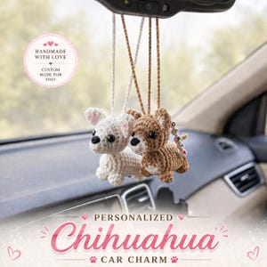 Op de afbeelding: Twee handgemaakte gehaakte Chihuahua auto-hangers, &eacute;&eacute;n wit en &eacute;&eacute;n bruin, hangend aan de achteruitkijkspiegel van een auto. De hangers hebben zwarte ogen en zijn bevestigd met bruine en witte koorden. De tekst "PERSONALIZED Chihuahua CAR CHARM" wordt weergegeven.