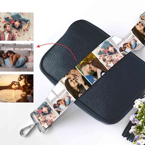 Pode incluir: Uma bolsa de couro preta com uma alça branca que apresenta uma colagem de fotos de casais. A alça tem um gancho prateado e a bolsa tem uma borla.
