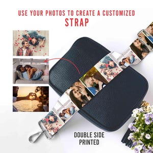 Könnte beinhalten: Eine marineblaue Tasche mit einem Riemen mit mehreren Fotos. Der Riemen ist beidseitig bedruckt und mit einem silbernen Verschluss an der Tasche befestigt. Der Text lautet: „USE YOUR PHOTOS TO CREATE A CUSTOMIZED STRAP“ und „DOUBLE SIDE PRINTED“.