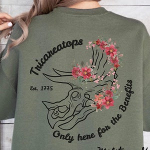 Sudadera Tricareatops, divertida sudadera de cuello redondo para esposa de militar, "Solo aquí por los beneficios", jersey con calavera de triceratops, Dependa Life