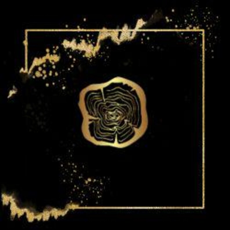 Pode incluir: Um design dourado de an&eacute;is de &aacute;rvore est&aacute; centrado em um fundo preto, emoldurado por um quadrado dourado. Salpicos e pinceladas douradas acentuam os cantos e as bordas, criando uma composi&ccedil;&atilde;o abstrata e art&iacute;stica.