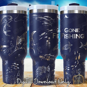 Puede incluir: Vaso térmico azul marino con tapa blanca y las palabras "GONE FISHING" en plata. El vaso presenta ilustraciones plateadas de varios peces, criaturas marinas y burbujas. El texto "Digital Download Only" está en la parte inferior.