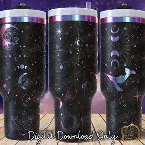 Puede incluir: Tres vasos de acero inoxidable con fondo negro y un diseño colorido de lunas, estrellas y cuerpos celestes. Los vasos tienen un acabado iridiscente.