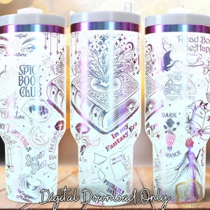 Op de afbeelding: Een witte tumbler met een holografische afwerking met verschillende boekenthema-ontwerpen, waaronder een boek met een sleutelgat, een draak, een roos en de tekst "In my Fantasy Era".