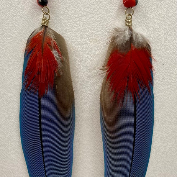Boucles d'oreilles Shipibo péruviennes faites main - Huayruro et plumes de perroquet colorées d'Amazonie - EF2