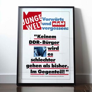 Puede incluir: Un póster en blanco y negro con texto rojo y azul que dice "Junge Welt" y "Vorwärts und nicht vergessen: "Keinem DDR-Bürger wird es schlechter gehen als bisher. Im Gegenteil!"